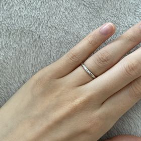 【銀座ダイヤモンドシライシの口コミ】 シンプルなデザインで日常的に着用しやすく、仕事中でも悪目立ちしないの…