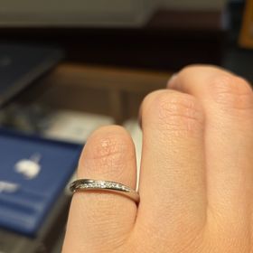 【銀座ダイヤモンドシライシの口コミ】 ストレートよりのデザインですが、緩やかにひねりもありその流れに沿って…