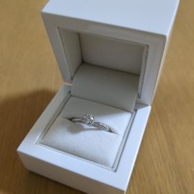 【IDEAL Plus fort(アイデアルプリュフォール)】の口コミ サイドのダイヤモンドが沢山付いていてキラキラしており、デザインが素敵で...