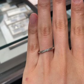 【アイプリモ(I-PRIMO)の口コミ】 ストレートタイプのリングです。ダイヤが一列に並んで配置されていてシン…