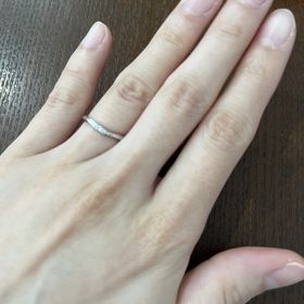 【ケイウノ ブライダル(K.UNO BRIDAL)の口コミ】 カーブのデザインで細めなので、指が華奢に見えます。ダイヤモンドを３つ…