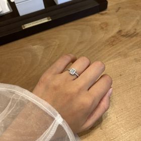 【ENUOVE(イノーヴェ)の口コミ】 あまり他にはないデザインで、個性的だと思います。エメラルドカットの婚…