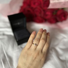 【ラザール ダイヤモンド(LAZARE DIAMOND)の口コミ】 指輪のデザインは元々シンプルが良いと聞いていたので、選びましたが実際…