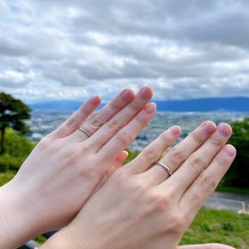 【TOWA(永遠)の口コミ】 女性の指輪は、石が１つ付いています。女性と男性どちらの指輪も、丸みを…