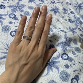 【和光ブライダルブティックギンザの口コミ】 流線型のフォルムが指を綺麗に見せてくれたので、試着でとても気に入りま…