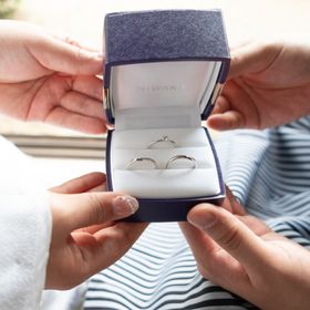 【俄(にわか)の口コミ】 婚約指輪と重ねづけできる指輪にしました。川の流れのよいに婚約指輪と重…