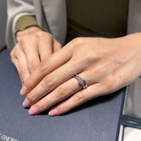 【銀座ダイヤモンドシライシの口コミ】 重ね付けが出来るものを、と最初から探していました。
ウェーブで中央にダ…