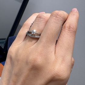 【銀座ダイヤモンドシライシの口コミ】 Plumageは羽を意味するみたいです。
右側に向けてダイヤモンドがキラキラ…