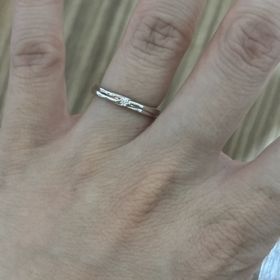 【銀座ダイヤモンドシライシの口コミ】 とてもシンプルで、長年つけていても飽きなさそうなデザインです。刻印も…