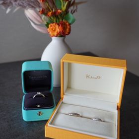 【ケイウノ ブライダル(K.UNO BRIDAL)の口コミ】 シルバーとピンクゴールドの2色使いをし、デザインはお互いに特徴が似てい…