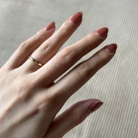 【銀座ダイヤモンドシライシの口コミ】 とってもシンプルで着け心地も良く、婚約指輪との相性もバッチリでした！…