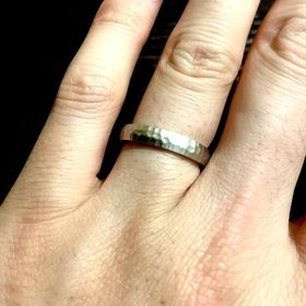 【TANZO.(鍛造指輪)の口コミ】 槌目のつや消しは落ち着いた雰囲気で普段使いにもフォーマルでもシチュエ…