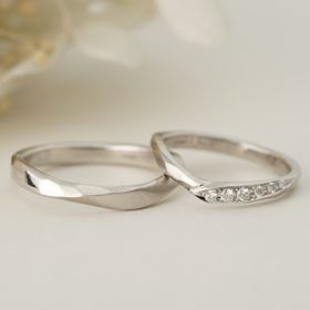 【SUNDANCE BRIDAL】の口コミ リングの形状はそれぞれS字、V字と好みのものをチョイスしつつも、プラチ...