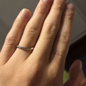 【銀座ダイヤモンドシライシの口コミ】 シンプルでありながらも少しウェーブがかかっているデザインです。パート…