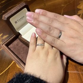 【TANZO.(鍛造指輪)の口コミ】 手が小さめなので指が長く見えるようにV字の結婚指輪を選びました。また、…