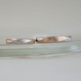 【Cayof(カヨフ)の口コミ】 フリージアは捻れているデザインの指輪です。素材はプラチナとシャンパン…