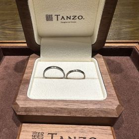 【TANZO.(鍛造指輪)の口コミ】 色味やデザインなど悩んだが、蛍光灯や自然光など色々な見え方を参考にし…