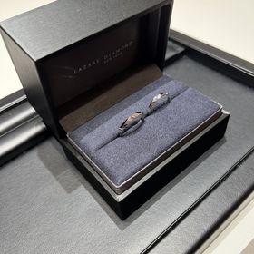 【ラザール ダイヤモンド(LAZARE DIAMOND)の口コミ】 プラチナかつ鍛造製なので頑丈な作りになっています。斜めにカットが入っ…