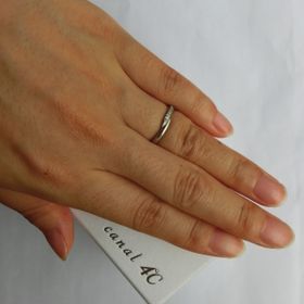 【canal4℃(カナルヨンドシー)の口コミ】 ウェーブ型のデザインを求めていて、一目ぼれで購入しました。ダイヤ無し…