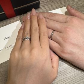 【ラザール ダイヤモンド(LAZARE DIAMOND)の口コミ】 普通の照明の下でもキラキラしている。
斜めにダイヤが入っているのでダイ…