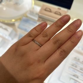 【4℃ BRIDAL(ヨンドシーブライダル)の口コミ】 ほかのところで気になった指輪と同じタイプで、シンプルでダイヤが3石つい…