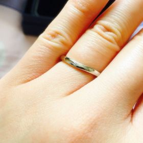 【銀座ダイヤモンドシライシの口コミ】 私も彼も普段アクセサリーを着けないので、シンプルで着け心地が良いこと…