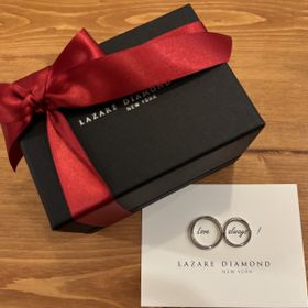 【ラザール ダイヤモンド(LAZARE DIAMOND)の口コミ】 アームの上下左右にメレダイヤを贅沢にあしらったデザインで、どの角度か…