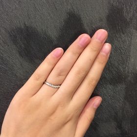 【JEWELRY  KAMATA(ジュエリーかまた)の口コミ】 ダイヤが5個並んで、キラキラしていて素敵です。
ハーフエタニティーほど…