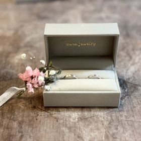 【mina.jewelry(ミナジュエリー)の口コミ】 新郎
幅:3ミリ、素材:シャンパンゴールド、
デザイン:波ひねり

新婦
幅:3…