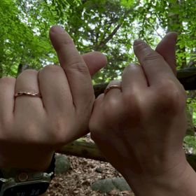 【俄(にわか)の口コミ】 ダイヤモンドの連なっているラインが綺麗でこのデザインに決めました。色…