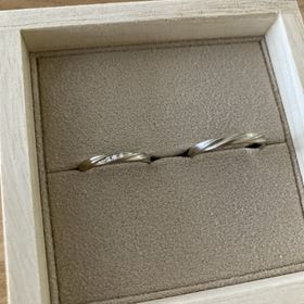 【YUKA HOJO(ユカホウジョウ)の口コミ】 【流れ】をイメージした指輪で、個性的な彫刻があまり他の人と被らなさそ…