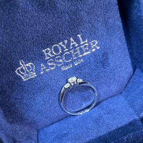 【ROYAL ASSCHER(ロイヤル・アッシャー)の口コミ】 婚約指輪としての購入でしたが、普段も付けやすく何にでも合わせやすいデ…