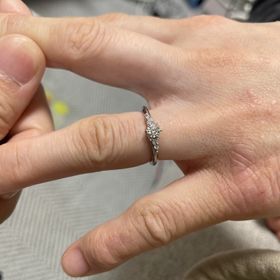 【銀座ダイヤモンドシライシの口コミ】 ひとつの大きなダイヤに周りに小さいのがある感じにしました。指輪の名前…