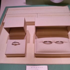 【DIAMOND DOT LAB(ダイアモンド ドット ラボ)の口コミ】 桜に思い出がある私達はシンプルな桜の指輪を探していました。店頭のスタ…