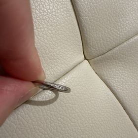 【銀座ダイヤモンドシライシの口コミ】 指輪のデザインはシンプルかつ、可愛い指輪を探していました。お店の方に…
