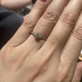 【銀座ダイヤモンドシライシの口コミ】 試着する前はシンプルなものが良いと思っていましたが、最初からしぼりす…