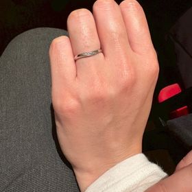 【銀座ダイヤモンドシライシの口コミ】 結婚指輪は毎日長い期間つけているものなので、派手すぎたり引っ掛けてし…