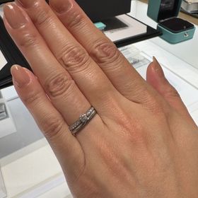 【ティファニー(Tiffany & Co.)の口コミ】 ティファニーは、アイコニックなソリティアタイプの婚約指輪を一度つけて…