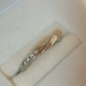 【ジュエリーツツミ(JEWELRY TSUTSUMI)の口コミ】 シンプルで飽きがこないデザインであることが最大の決め手です。女性用は…