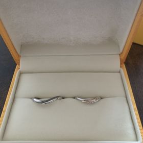 【ケイウノ ブライダル(K.UNO BRIDAL)の口コミ】 2つの金属が混じりあった形がとてもかわいいです
私はピンクゴールドを刺…