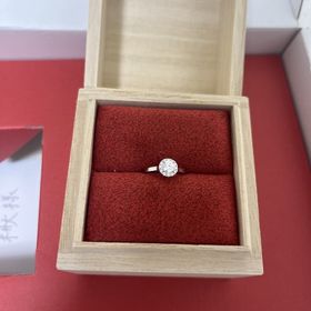 【出雲結(いずもゆい)の口コミ】 デザインがとても気に入りました。
真ん中の大きいダイヤの回りに小さなダ…