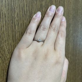 【アイプリモ(I-PRIMO)の口コミ】 リングが花のように丸みのあるデザインで、センターの隣にある小さなダイ…