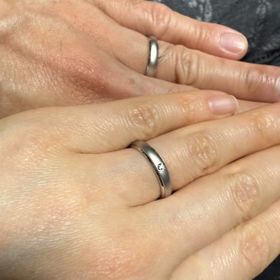 【CAFERING(カフェリング)の口コミ】 艶消し加工をしてあるので傷が目立ちにくい。
ダイヤは埋もれているため引…