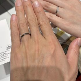 【銀座ダイヤモンドシライシの口コミ】 男性のものは、ウェーブのデザインが指にフィットし気に入りました。
女性…