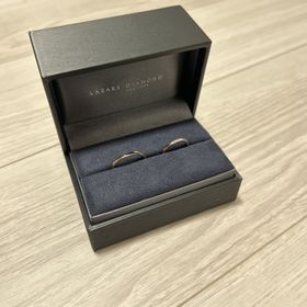 【ラザール ダイヤモンド(LAZARE DIAMOND)の口コミ】 指が短いので、長くかつ綺麗に見えるものがいいと思い、ウェーブがかった…