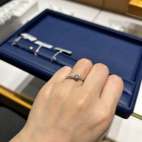 【銀座ダイヤモンドシライシの口コミ】 指輪のデザインが気に入りました。手と手を取り合ったイメージになってい…