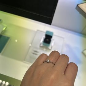 【ティファニー(Tiffany & Co.)の口コミ】 リングが細いものを探しており、結婚指輪との重ね付けができるもので見て…