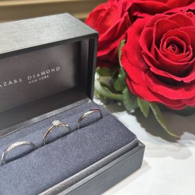 【ラザール ダイヤモンド(LAZARE DIAMOND)の口コミ】 ダイヤモンドの配置が工夫されており、どの角度から見ても輝いています。…