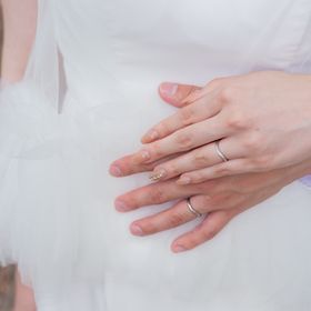 【Flowaves(フロウェーブス)の口コミ】 シンプルながら少し癖のあるデザインが気に入った。新郎のリングにはオプ…