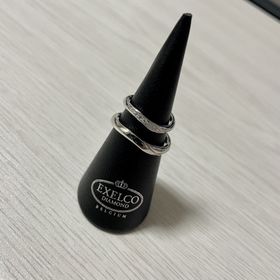 【エクセルコダイヤモンド(EXELCO DIAMOND)の口コミ】 めずらしい左上がりのウェーブデザイン
指輪が斜めになっても、真っ直ぐの…
